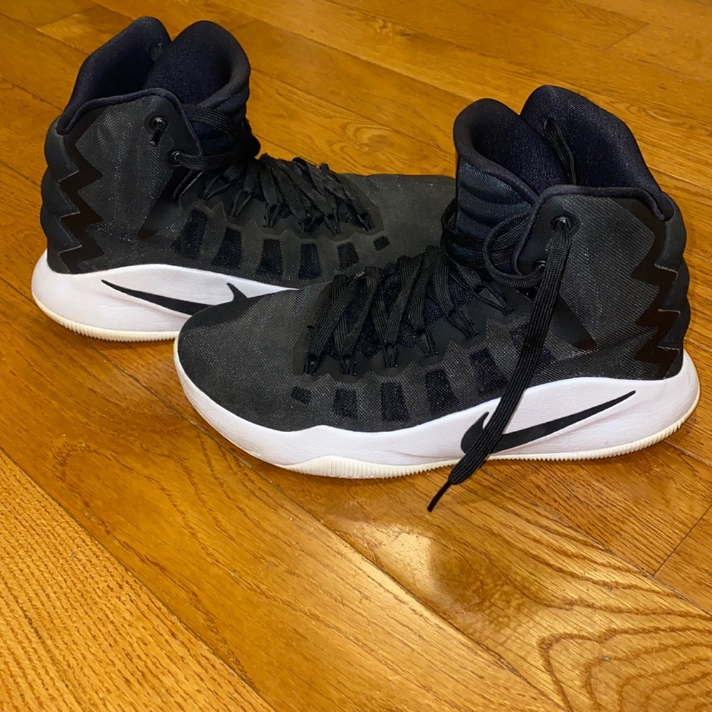 Basketball shoes